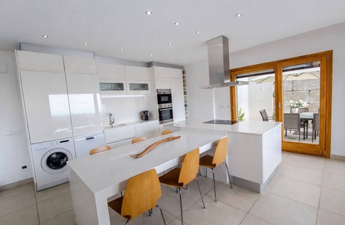 Sant Cebria de Vallalta Villa | Modern Mestral - a few km to the beach!