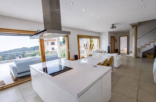 Sant Cebria de Vallalta Villa | Modern Mestral - a few km to the beach!