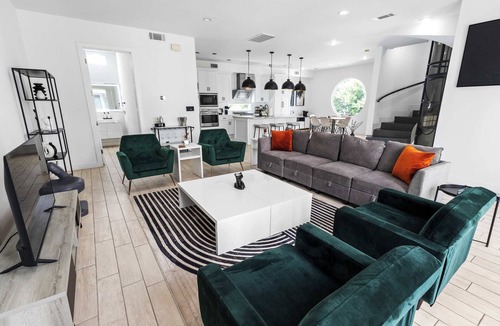 Greenway Plaza-Upper Kirby House | Modern Exec Retreat | Near Med Center + Garage