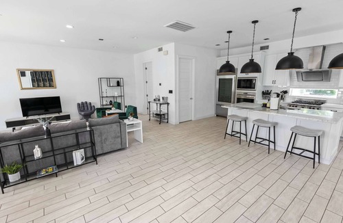 Greenway Plaza-Upper Kirby House | Modern Exec Retreat | Near Med Center + Garage