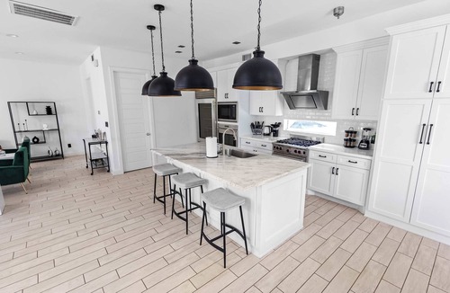 Greenway Plaza-Upper Kirby House | Modern Exec Retreat | Near Med Center + Garage
