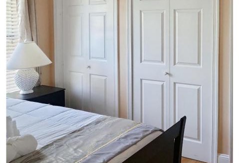 Hybla Valley House | Modern Executive Master Bedroom