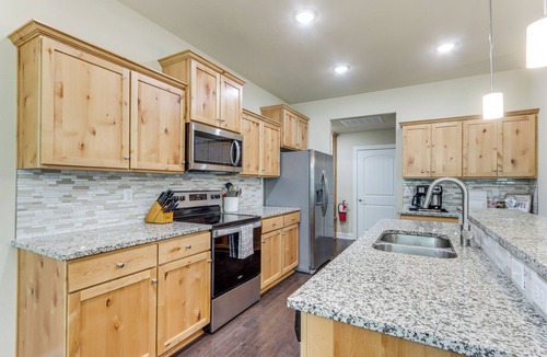 Holiday Island House | Modern Family Cabin: Walk to Table Rock Lake