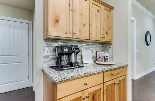 Holiday Island House | Modern Family Cabin: Walk to Table Rock Lake