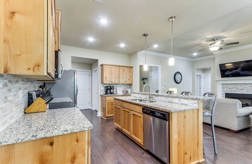 Holiday Island House | Modern Family Cabin: Walk to Table Rock Lake