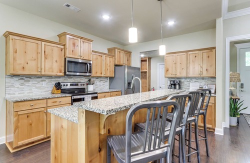 Holiday Island House | Modern Family Cabin: Walk to Table Rock Lake