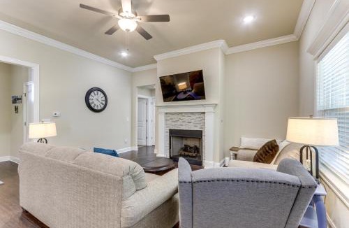 Holiday Island House | Modern Family Cabin: Walk to Table Rock Lake