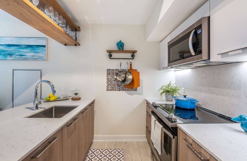 Riverside Condo | Modern Family Friendly Condo 3 BDRM/2 BA + Sofa bed + BBQ