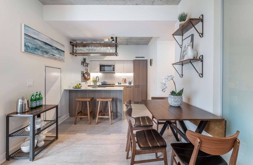 Riverside Condo | Modern Family Friendly Condo 3 BDRM/2 BA + Sofa bed + BBQ