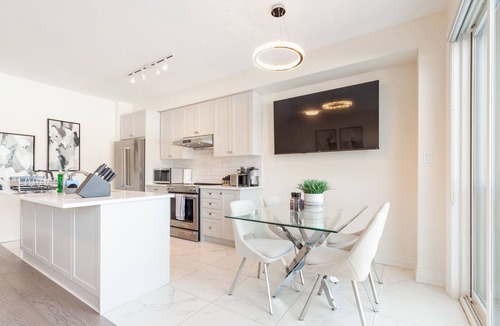 Gormley House | Modern Family Haven | 3BR Upstairs + Private Lower Suite