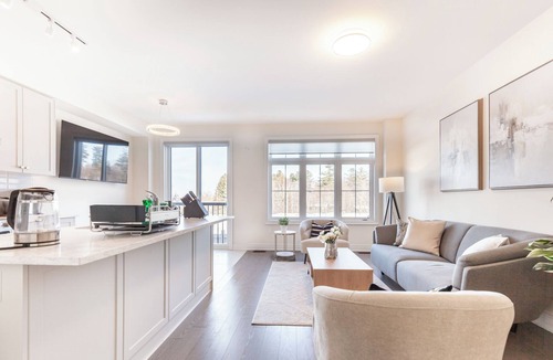 Gormley House | Modern Family Haven | 3BR Upstairs + Private Lower Suite
