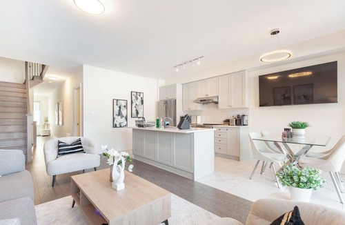 Gormley House | Modern Family Haven | 3BR Upstairs + Private Lower Suite
