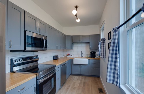 Mason House | Modern Family Home in Mason w/Backyard + Fire Pit