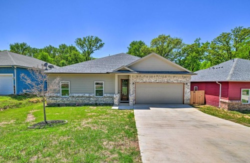 South Arlington House | Modern Family Home Near AT&T Stadium & More!