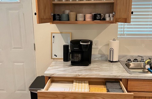 Heidenheimer House | Modern Family Oasis ~ Mins to Hospital/VA, Parking