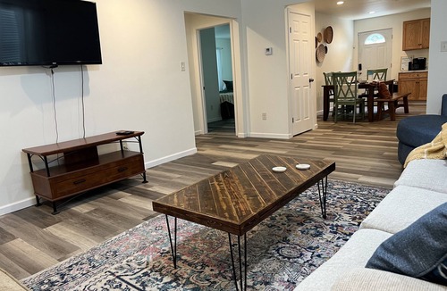 Heidenheimer House | Modern Family Oasis ~ Mins to Hospital/VA, Parking