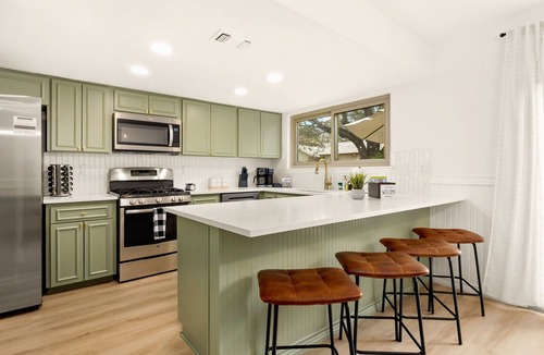 North Central Thousand Oaks House | Modern Family Retreat - Private Pool/Mini Golf/Fire Pit/Pool Table - Sleeps 14