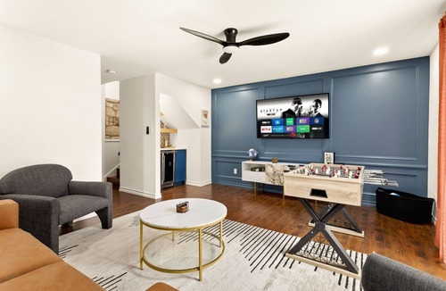 North Central Thousand Oaks House | Modern Family Retreat - Private Pool/Mini Golf/Fire Pit/Pool Table - Sleeps 14
