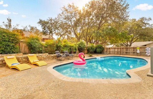 North Central Thousand Oaks House | Modern Family Retreat - Private Pool/Mini Golf/Fire Pit/Pool Table - Sleeps 14