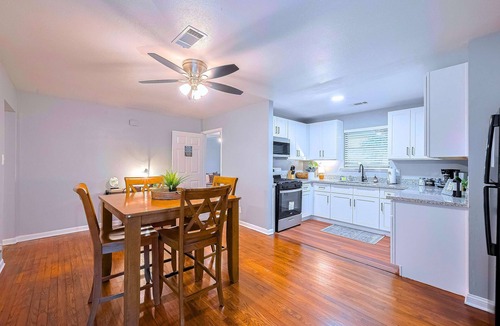 Spring Branch East House | Modern Family Stay:3BR|BBQ Patio|Walk-in Shower