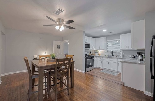 Spring Branch East House | Modern Family Stay:3BR|BBQ Patio|Walk-in Shower