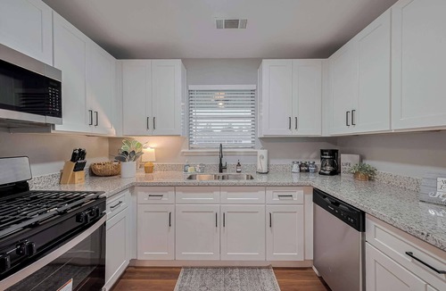 Spring Branch East House | Modern Family Stay:3BR|BBQ Patio|Walk-in Shower