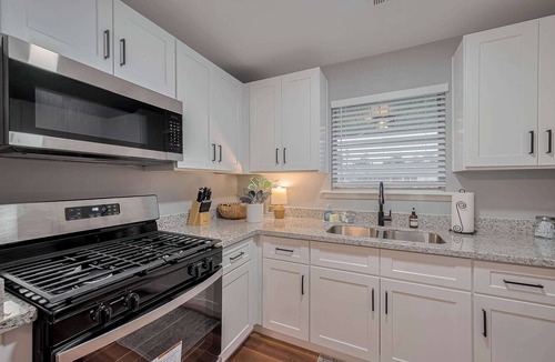 Spring Branch East House | Modern Family Stay:3BR|BBQ Patio|Walk-in Shower