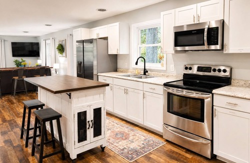 Forest House | Modern Family Stay near LU-King-Patio-Firepit-Playsetn