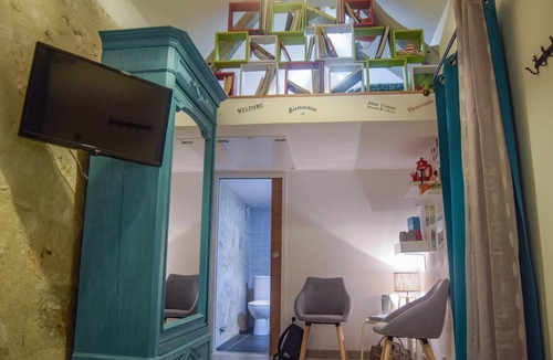 Vernantes House | Modern, family-style rooms in independent courtyard.
