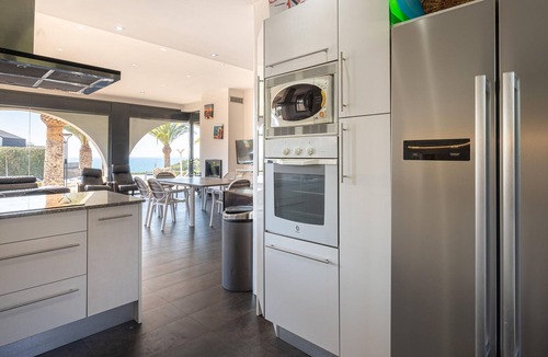 Torredembarra House | Modern Family Villa with Private Pool and Air Conditioning