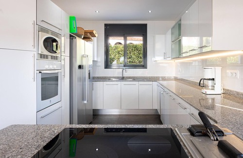 Torredembarra House | Modern Family Villa with Private Pool and Air Conditioning
