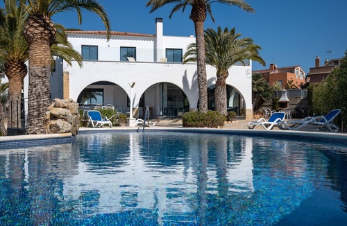 Torredembarra House | Modern Family Villa with Private Pool and Air Conditioning