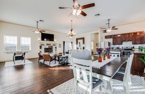 Weston House | Modern Farm House 2B 2B KING Bed