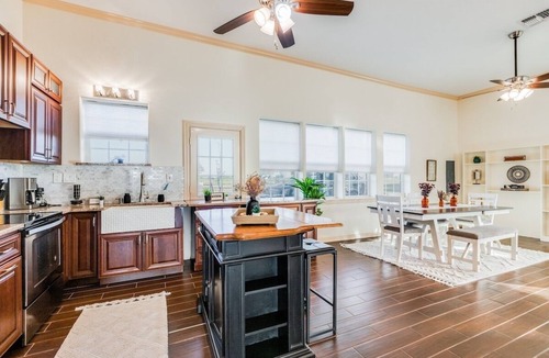 Weston House | Modern Farm House 2B 2B KING Bed