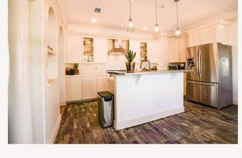 Niederwald House | Modern Farm House on 40 acres In Kyle 25min to DT Austin, 15mins to airport
