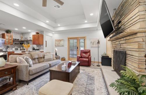 Tulsa House | Modern Farmhouse 3BR Tulsa Oasis home