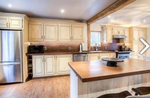 Bellefeuille House | Modern Farmhouse Cozy Chalet + Private Spa