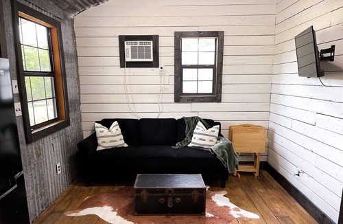 Kingsland Cabin | Modern Farmhouse cabin - short walk to Lake LBJ community Park and Boat Ramp
