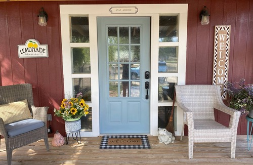 Bandera Cottage | Modern farmhouse cottage close to downtown Bandera