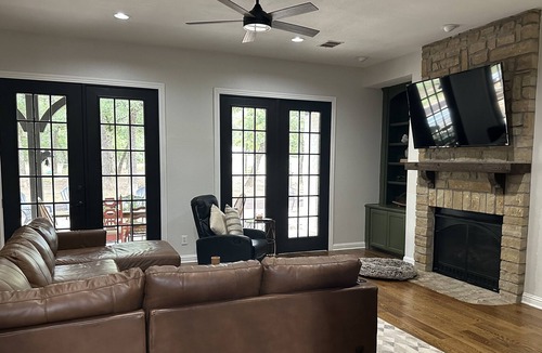 Bowie House | Modern Farmhouse for Large Family on 5 acres! Mins from Lake, Ponds & Kayaking