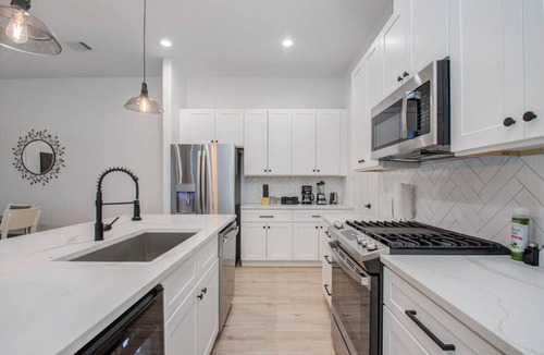 Northside House | Modern Farmhouse, Mins Restaurants & Attractions
