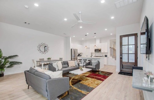 Northside House | Modern Farmhouse, Mins Restaurants & Attractions
