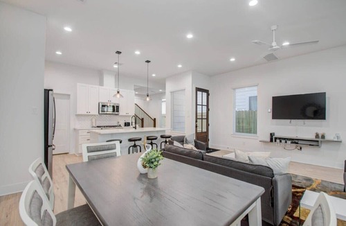 Northside House | Modern Farmhouse, Mins Restaurants & Attractions