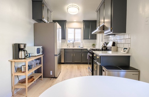 La Riviera House | Modern Farmhouse near Downtown & American River