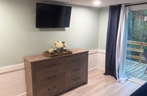 Fish Hawk House | Modern Farmhouse Studio - Queen Bed - 1 Acre
