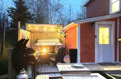 Harbour Main House | Modern Farmhouse w/hot tub