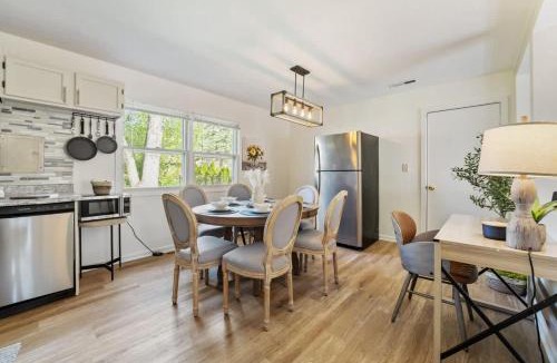 Streamwood House | Modern Farmhouse w King Bed Near Shopping