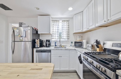 Green Creek House | Modern Farmhouse w/Hot Tub | Nr Cape May Beaches!