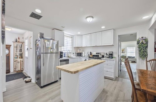 Green Creek House | Modern Farmhouse w/Hot Tub | Nr Cape May Beaches!
