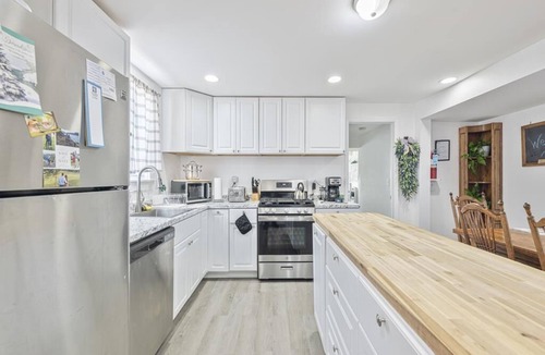Green Creek House | Modern Farmhouse w/Hot Tub | Nr Cape May Beaches!